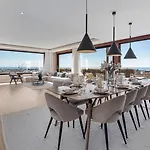 Vacation Marbella I Paraiso The View, 6 Bdr, Modern Villa, Infinity Heated Pool, Gated Community, Cinema Room, Sea View, Golf Courses Βίλα