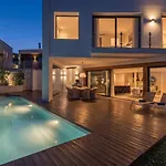 Vacation Marbella I Paraiso The View, 6 Bdr, Modern Villa, Infinity Heated Pool, Gated Community, Cinema Room, Sea View, Golf Courses